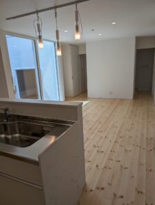 新築建売住宅のLDK施工事例。明るい木目のフローリングの開放的なリビングダイニング。