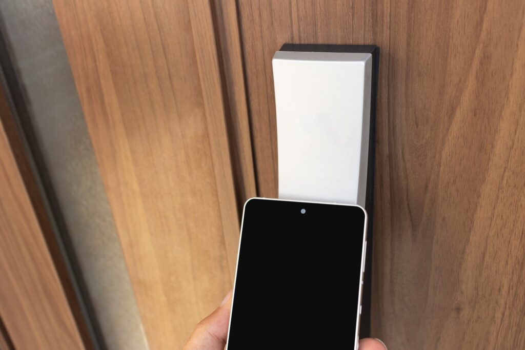 スマートフォンでドアのカギを開錠するイメージ